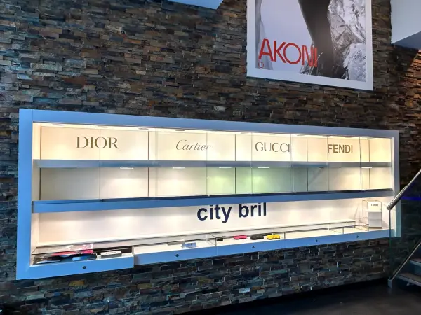 Na: wandvitrine van City Lens na het wrappen, opname 1
