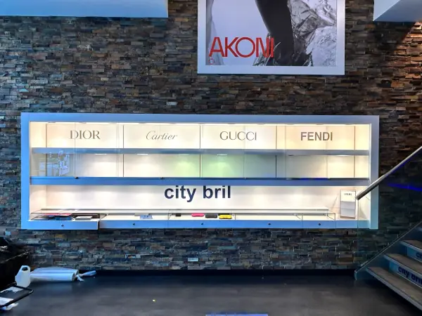Na: wandvitrine van City Lens na het wrappen, opname 2