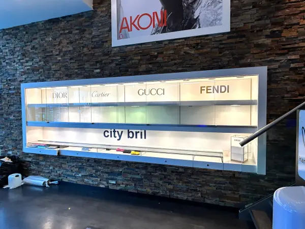 Na: wandvitrine van City Lens na het wrappen, opname 3