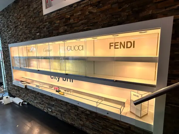 Na: wandvitrine van City Lens na het wrappen, opname 4