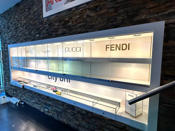 Na: wandvitrine van City Lens na het wrappen, opname 5