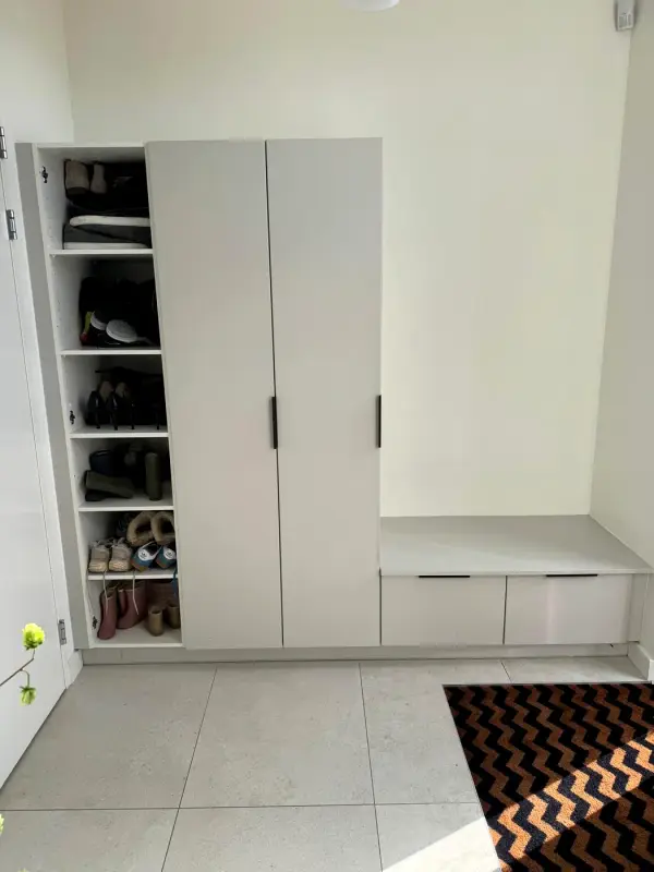 Voor: witte kast met schoenenrek