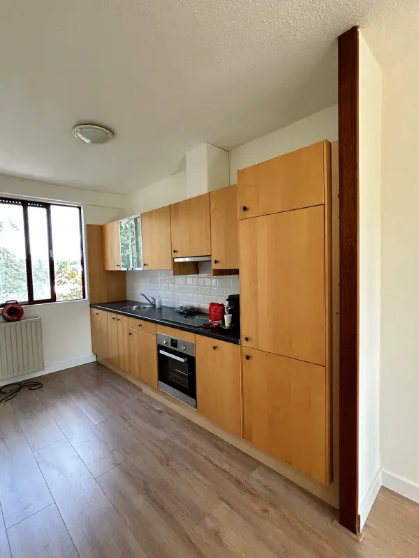 Voor: keuken met houten fronten, schuin van opzij