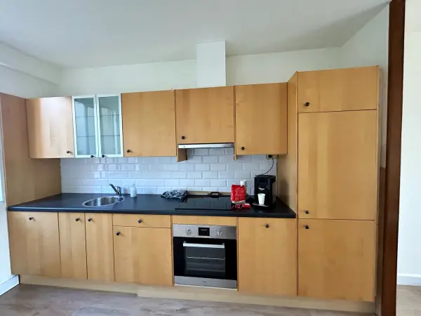Voor: keukenwand met houten fronten