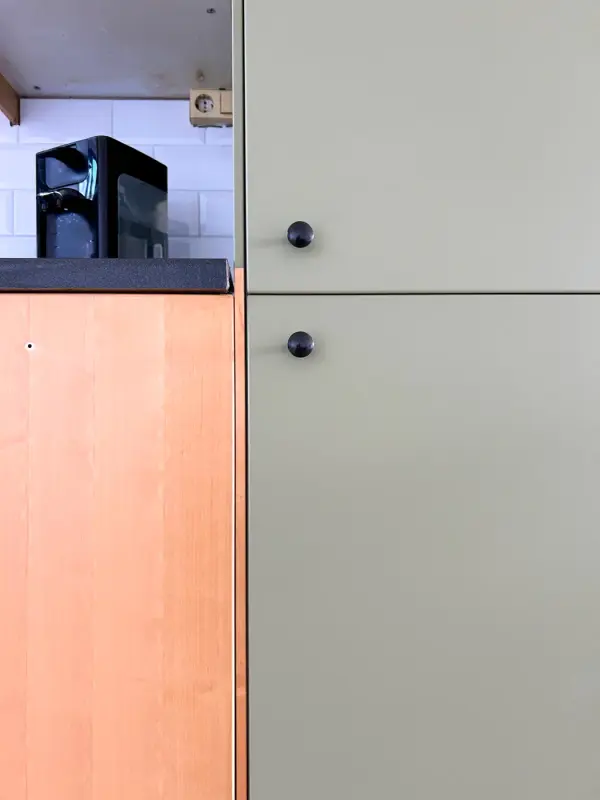 Tijdens: houten front naast een front dat al groen is