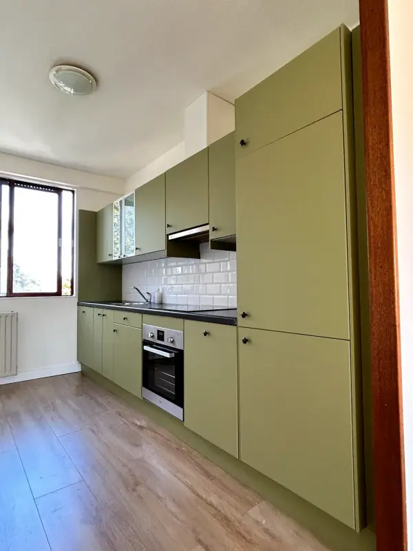 Na: keuken in mat groen, schuin van opzij