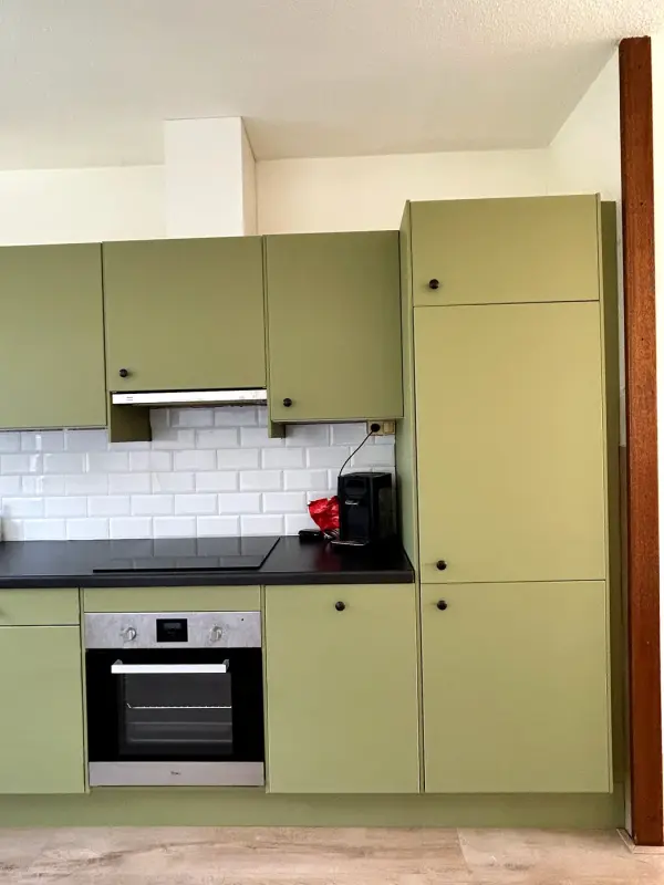 Na: groene kasten met oven en hoge kast