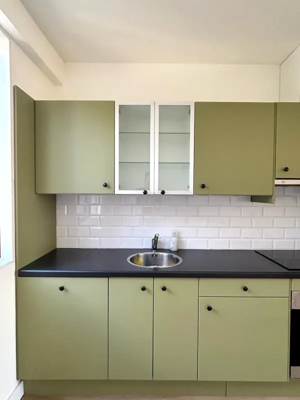 Na: groene keuken met spoelbak en witte tegels
