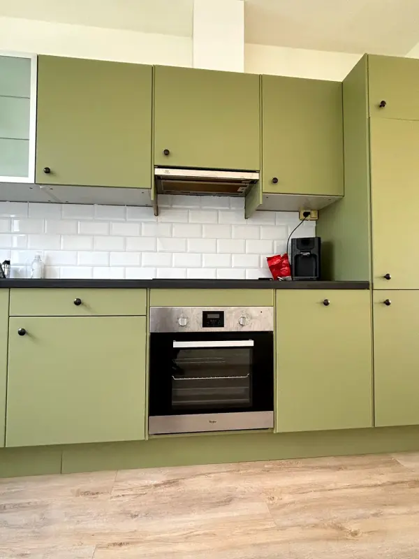 Na: groene keukenwand met oven