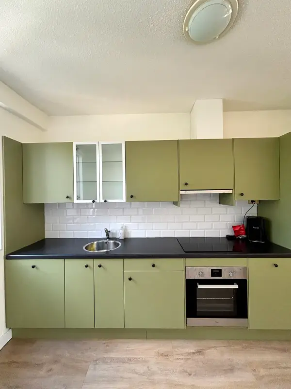 Na: groene keuken onder het plafondlicht