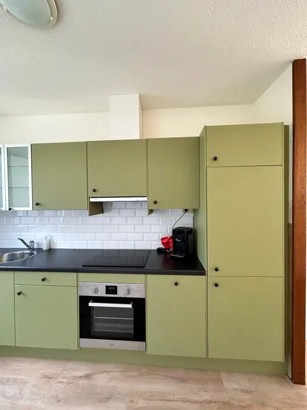 Na: groene keukenwand met hoge kast