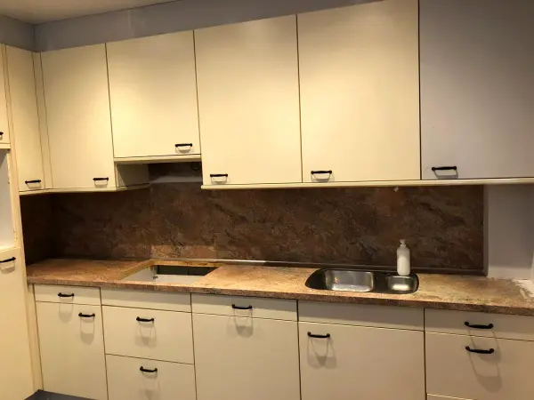 Voor: keuken met crèmekleurige fronten