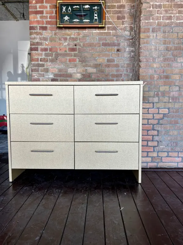 Ladekast in linnenlook voor een bakstenen muur