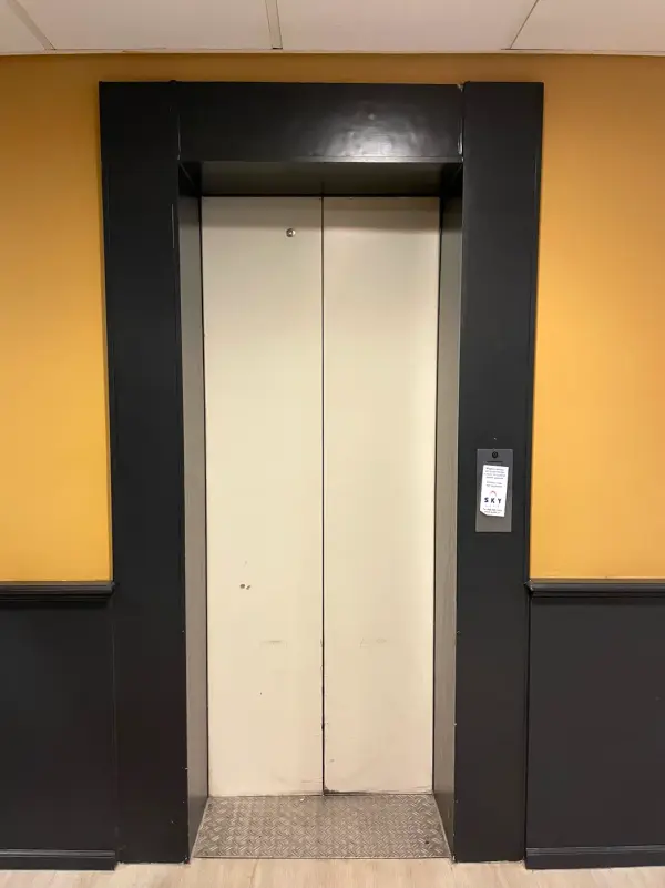 Voor: liftdeuren in wit en metaal