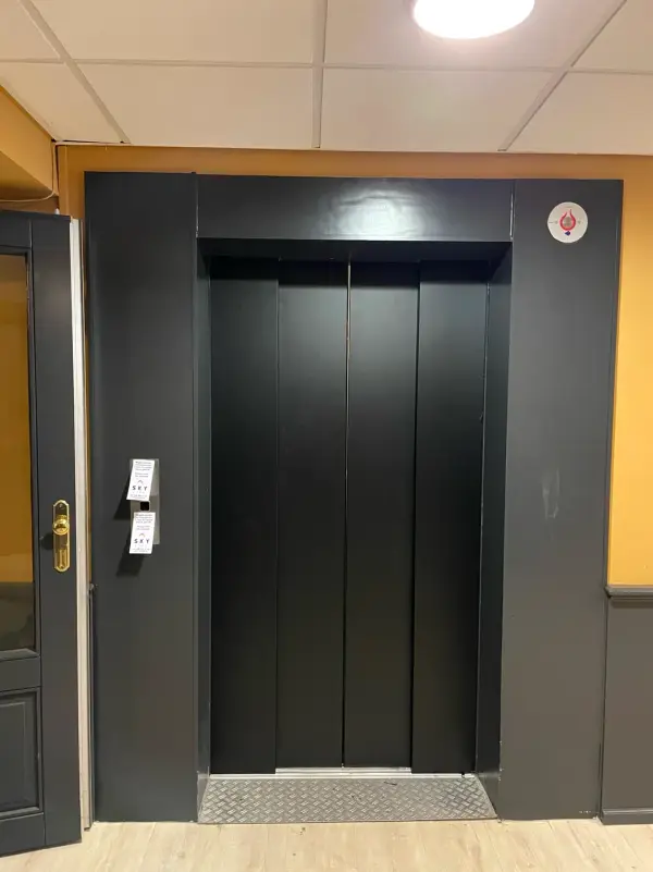 Na: liftdeuren gewrapt in mat zwart