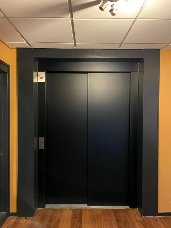 Na: liftdeuren in mat zwart met zwarte omlijsting