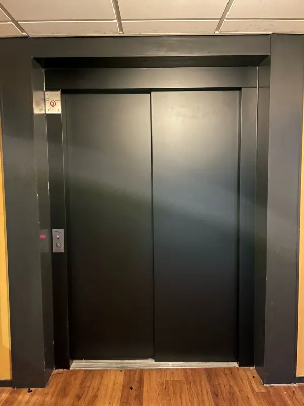 Na: liftdeuren in mat zwart van dichtbij