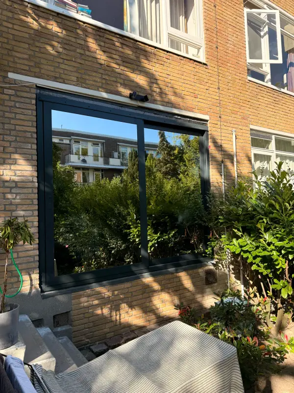 Raam met raamfolie van buiten: spiegelend, geen inkijk