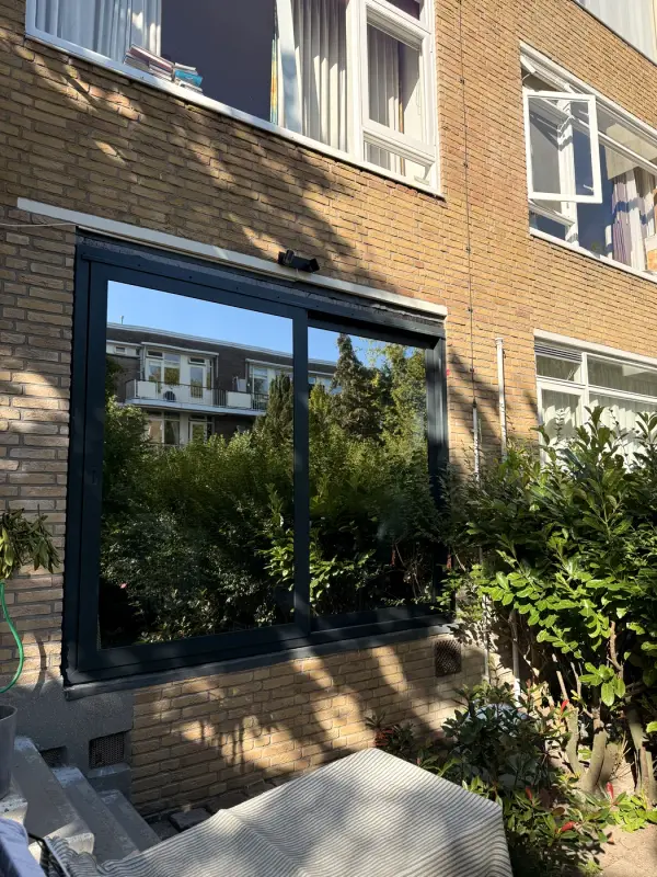Gevel met raamfolie, schuin van buiten gezien