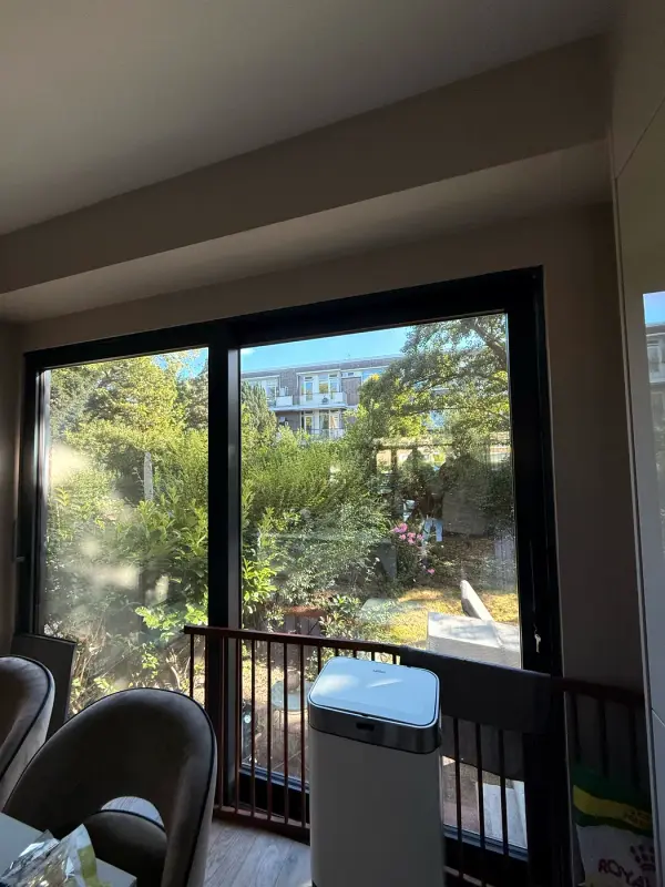 Raam met raamfolie van binnen, met balkon