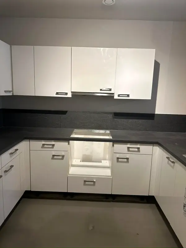 Voor: U-keuken in wit