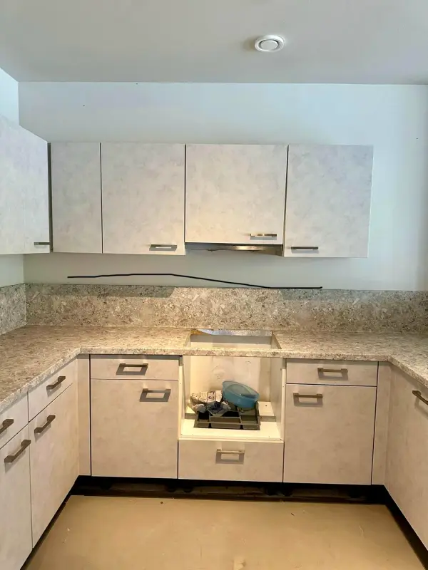 Na: dezelfde U-keuken na het wrappen