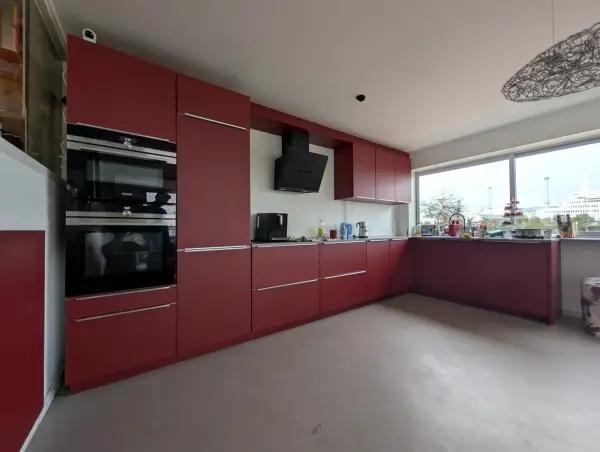 Keuken in diep rood met hoge kasten