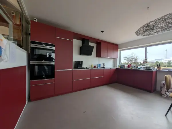 Rode keuken in de lengte gezien