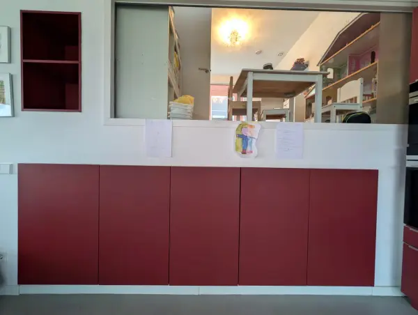 Rode kastenwand onder het raam