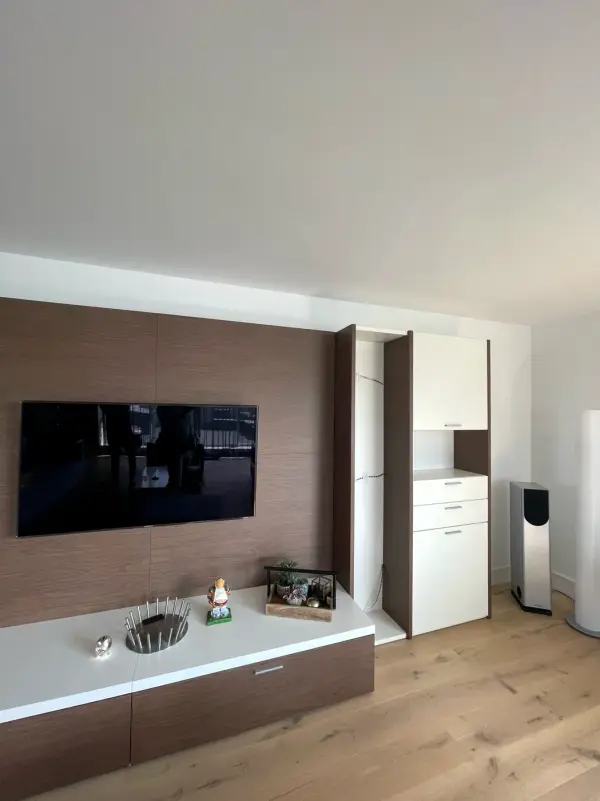 Woonkamer met tv-wand in houtnerf