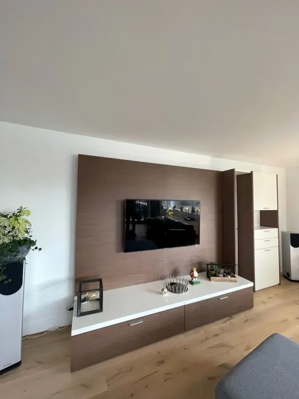 Tv-meubel en wandpaneel in houtnerf
