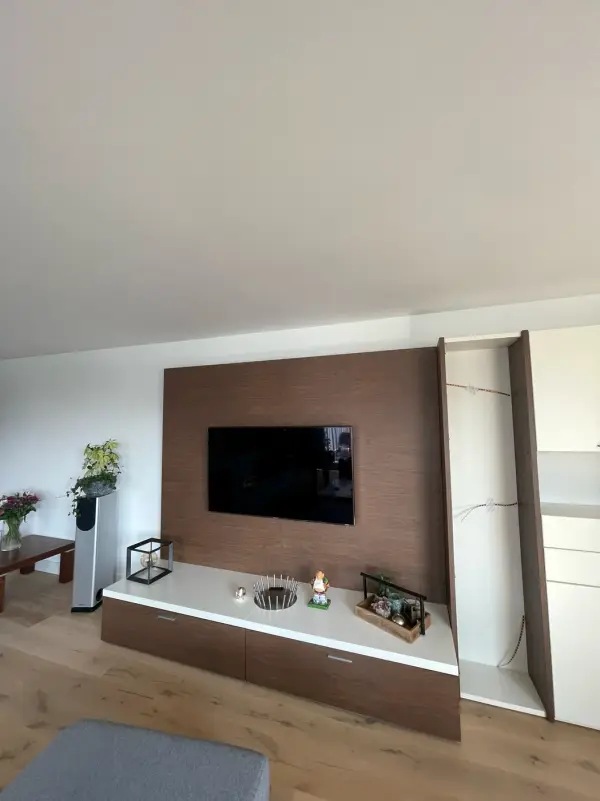 Tv-wand in houtnerf, van opzij