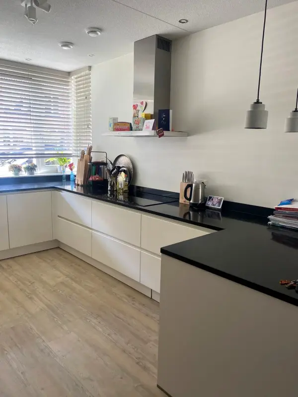 Voor: keuken in wit hoogglans