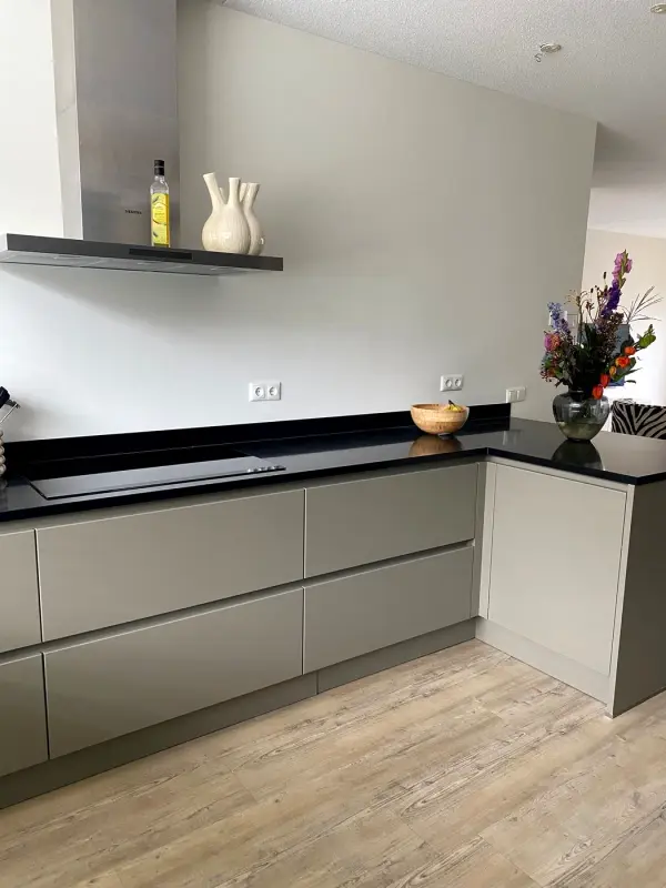 Na: keuken met open plank en schiereiland
