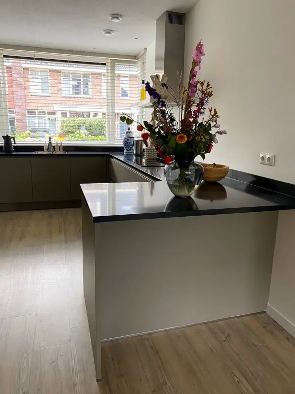 Na: schiereiland met bloemen