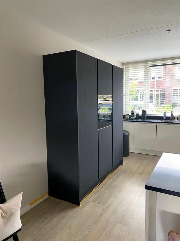 Na: hoge kast in donker mat