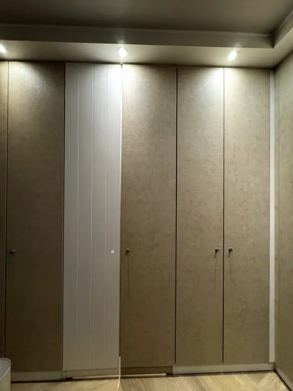 Kastenwand met deuren in beige leather look