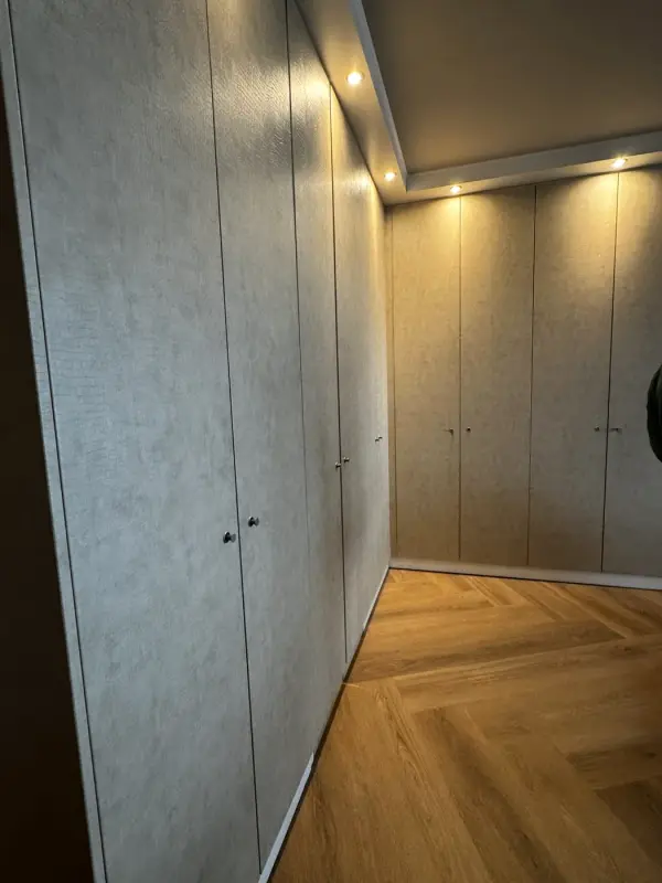 Kastenwand in beige leather look, schuin van opzij