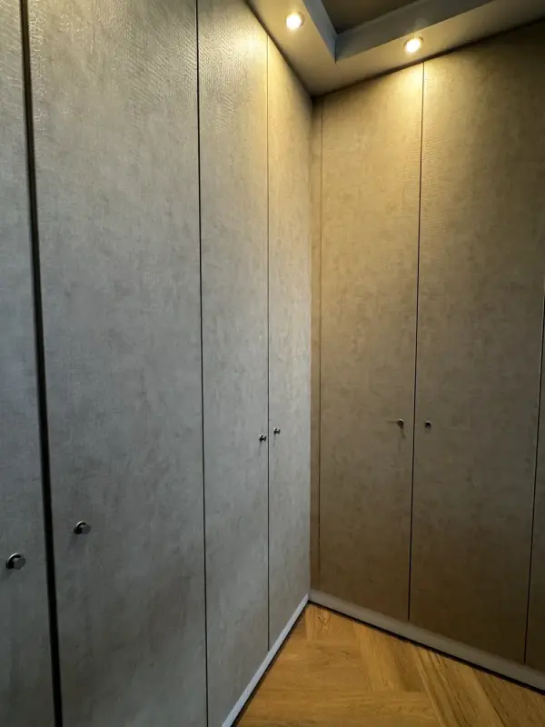 Hoek met kastdeuren in beige leather look
