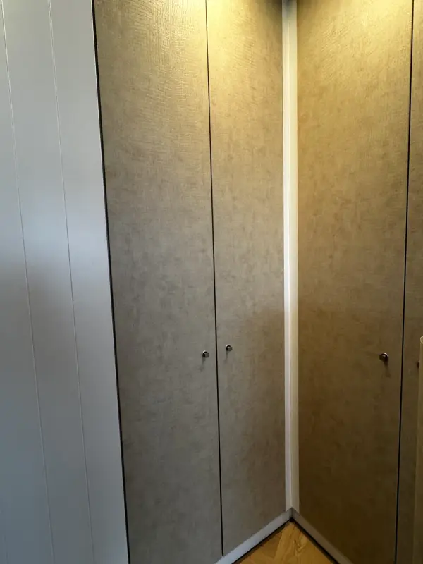 Kastdeuren in beige leather look