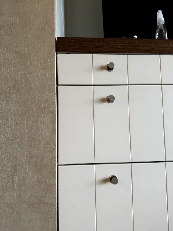 Ladekast in wit naast een zijwand in beige leather look