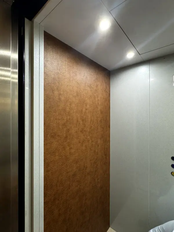 Liftcabine met een zijwand in bruine leather look
