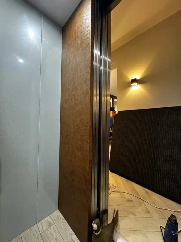 Wand in bruine leather look naast een grijze liftwand