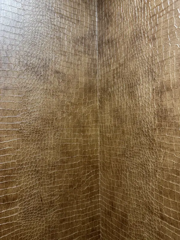 Tijdens: wand in bruine leather look naast een nog grijze liftwand