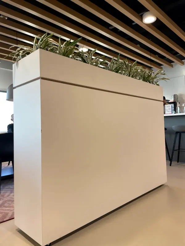 Voor: witte roomdivider met plantenbak, schuin van voren
