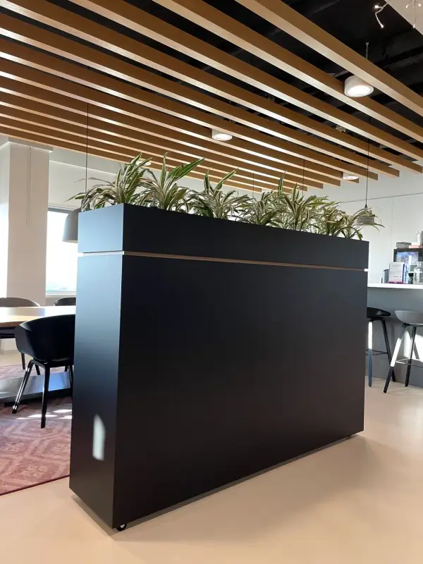 Voor: witte roomdivider met plantenbak van dichtbij