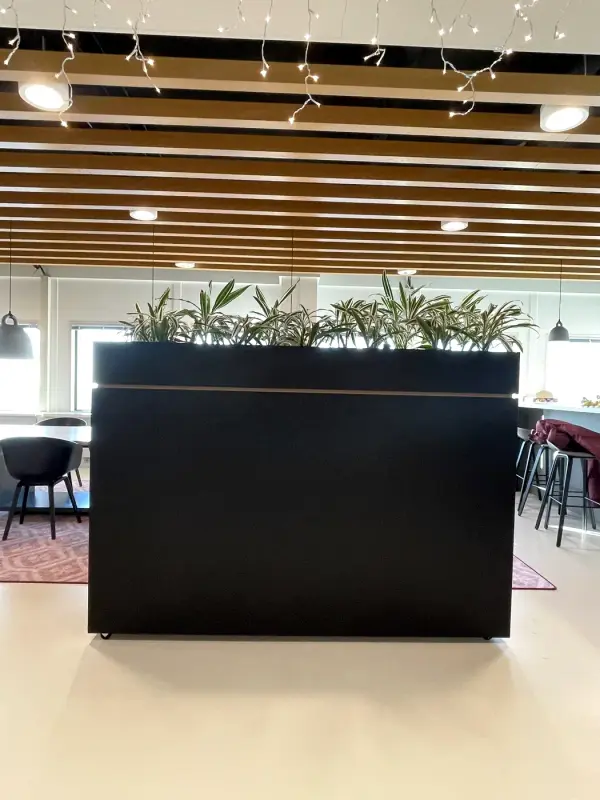 Na: roomdivider in mat zwart in het open kantoor, van iets verder weg