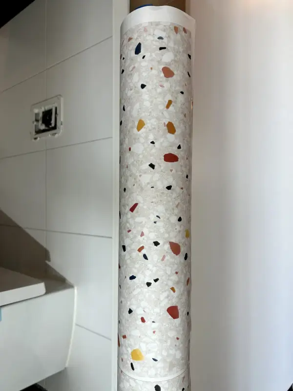 Tijdens: smalle wand gewrapt in terrazzolook