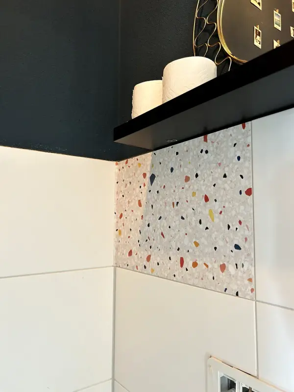 Tijdens: de eerste baan terrazzofolie onder de plank