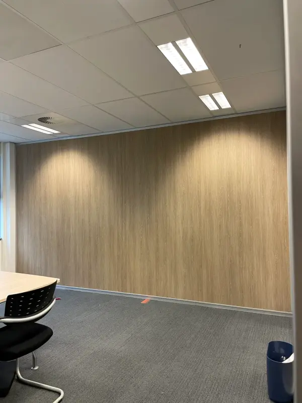 Kantoorwand in houtlook boven grijze vloerbedekking